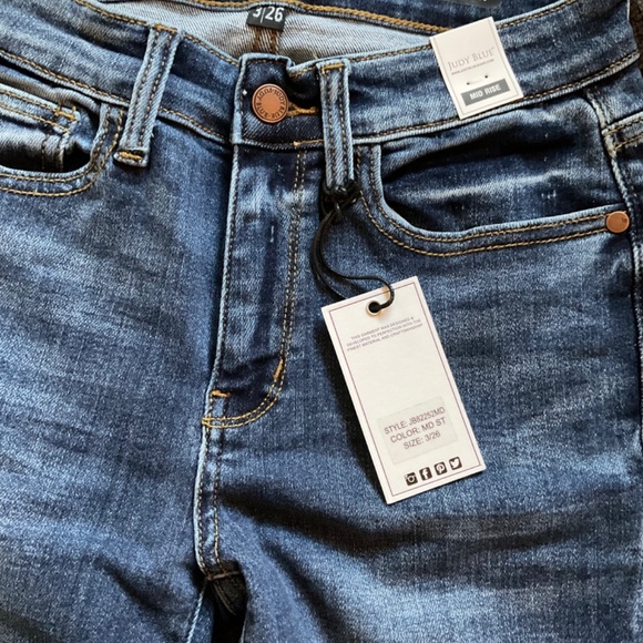 Judy Blue NWT size 3/26 medium wash skinny jeans - Picture 2 of 5